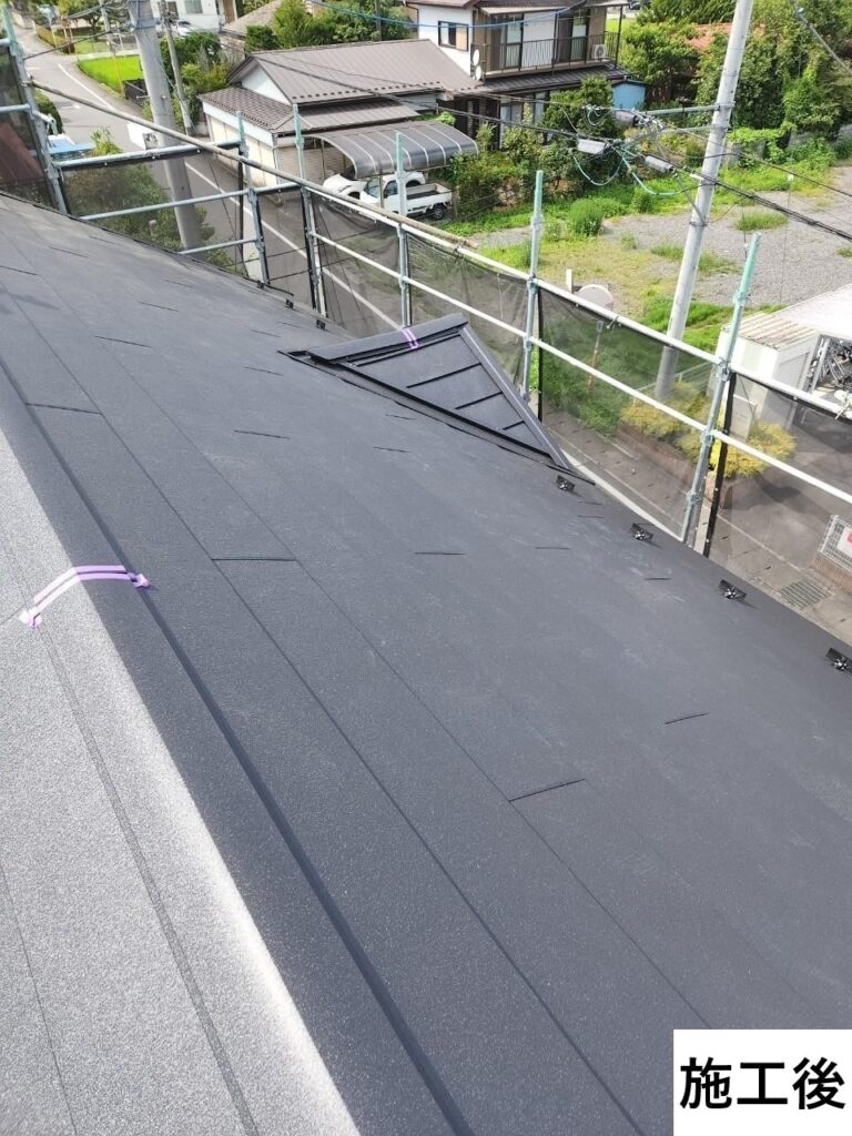 施工後の屋根のお写真です。<br />
マットな質感のダーク屋根からは上品で落ち着いた雰囲気を感じます。